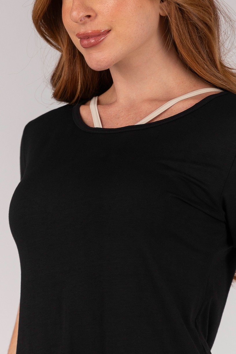 K4673-A_Camiseta_com_Abertura_nas_Costas_Preto__Ref:_K4673-A