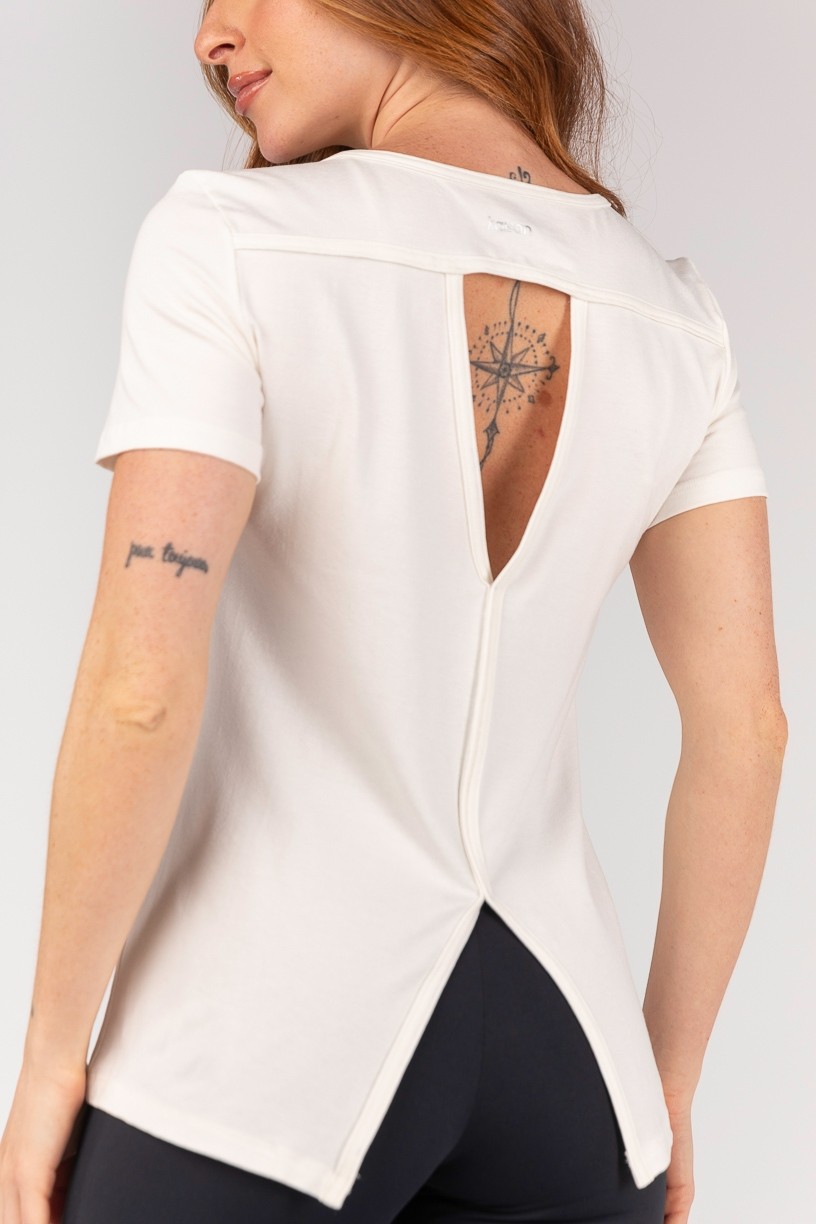 K4673-B_Camiseta_com_Abertura_nas_Costas_Off-White__Ref:_K4673-B