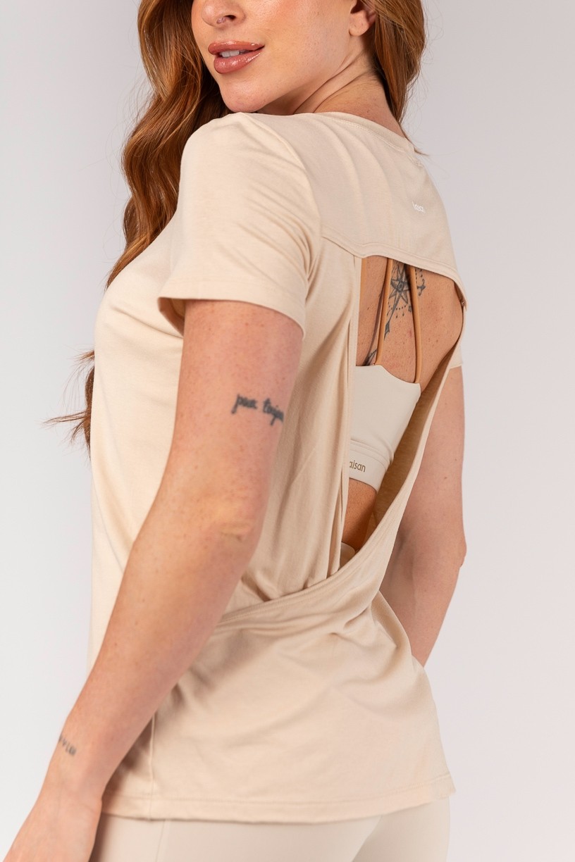 K4675-A_Camiseta_com_Abertura_nas_Costas_Creme__Ref:_K4675-A