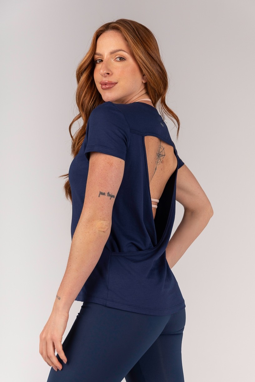 K4675-B_Camiseta_com_Abertura_nas_Costas_Azul_Marinho__Ref:_K4675-B