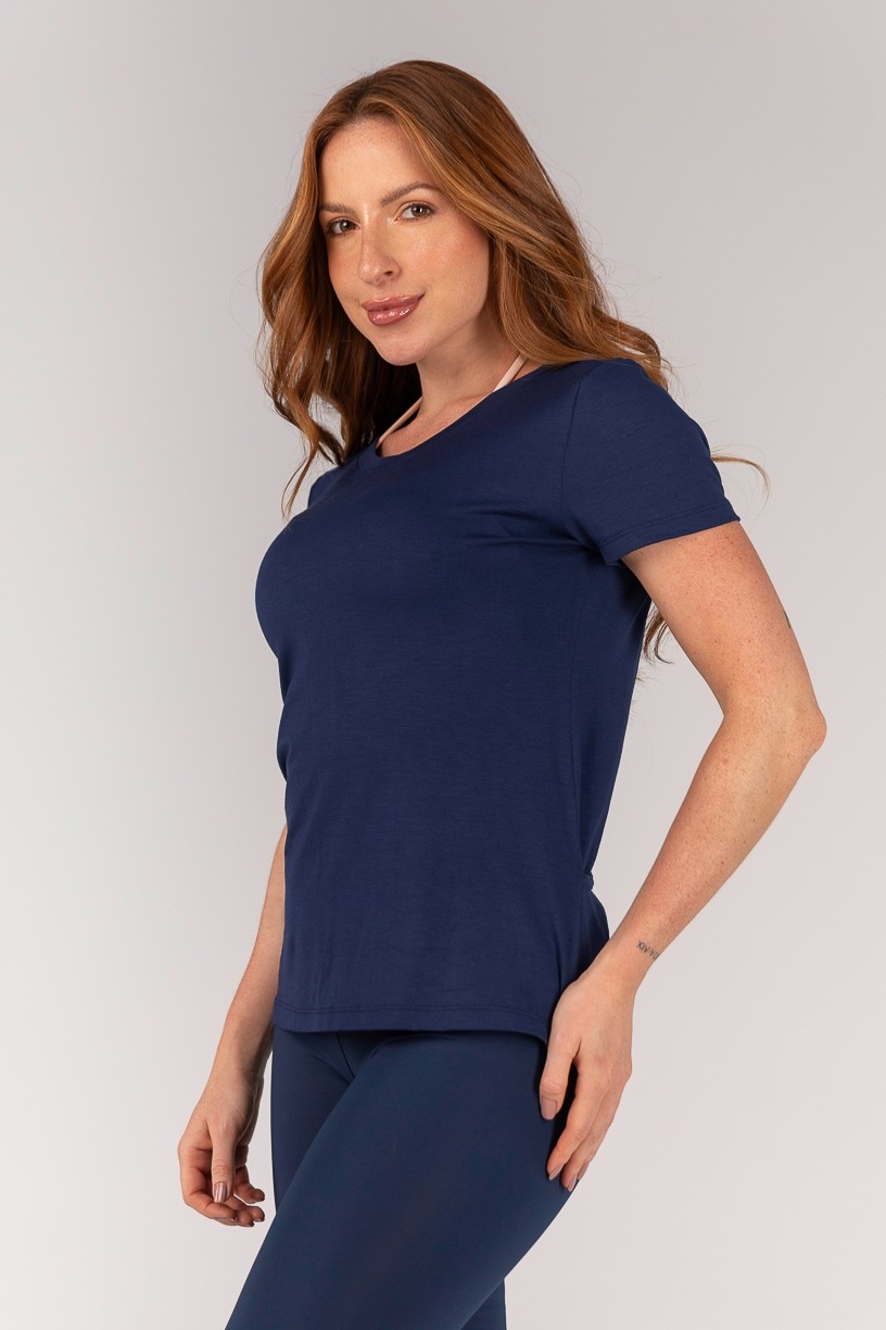 K4675-B_Camiseta_com_Abertura_nas_Costas_Azul_Marinho__Ref:_K4675-B