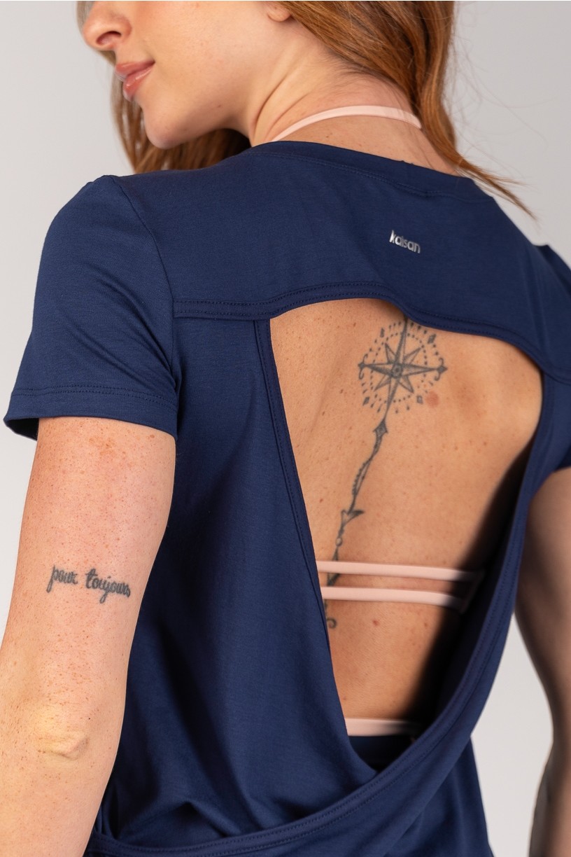K4675-B_Camiseta_com_Abertura_nas_Costas_Azul_Marinho__Ref:_K4675-B