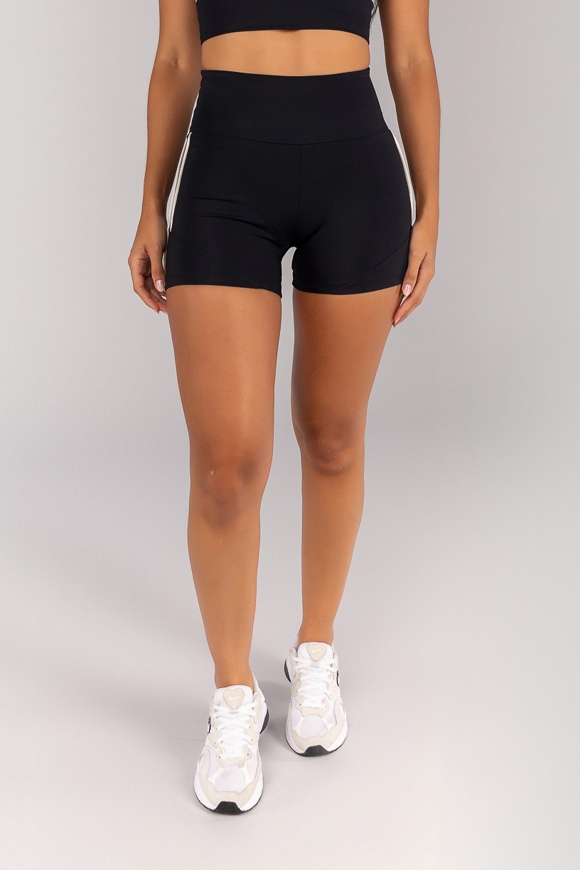 K4678-A_Short_com_Vivos_na_Lateral_e_Recortes_Preto__Champagne__Ref:_K4678-A