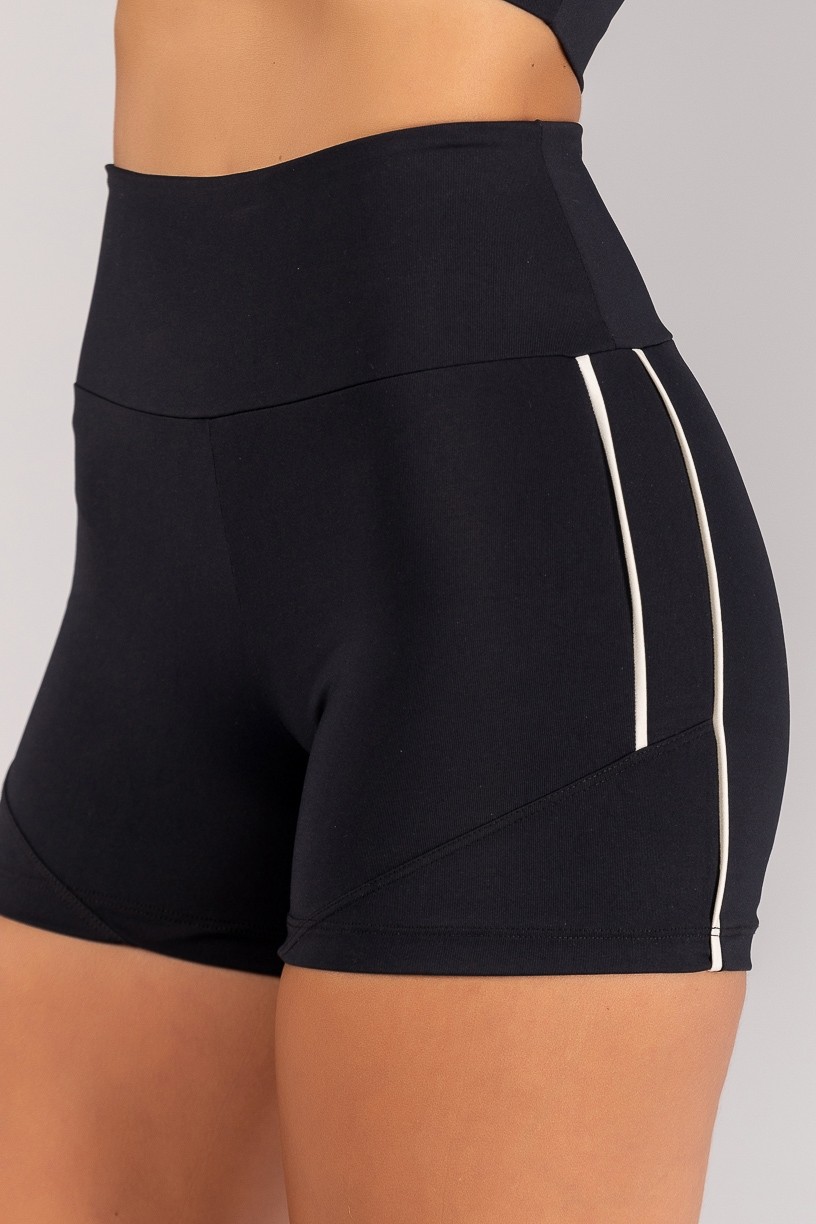 K4678-A_Short_com_Vivos_na_Lateral_e_Recortes_Preto__Champagne__Ref:_K4678-A
