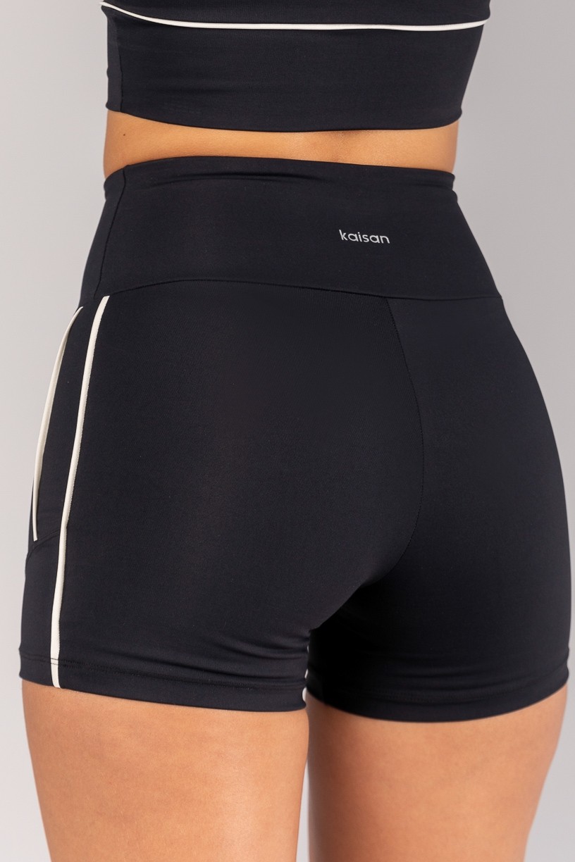 K4678-A_Short_com_Vivos_na_Lateral_e_Recortes_Preto__Champagne__Ref:_K4678-A