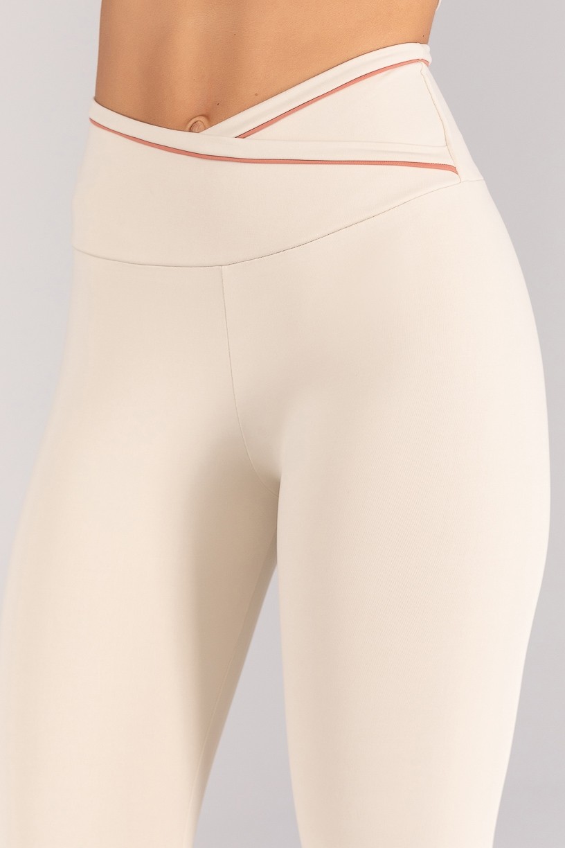 K4686-A_Calca_Legging_com_Cos_Transpassado_e_Vivo_Contrastante_Off-White__Telha__Ref:_K4686-A
