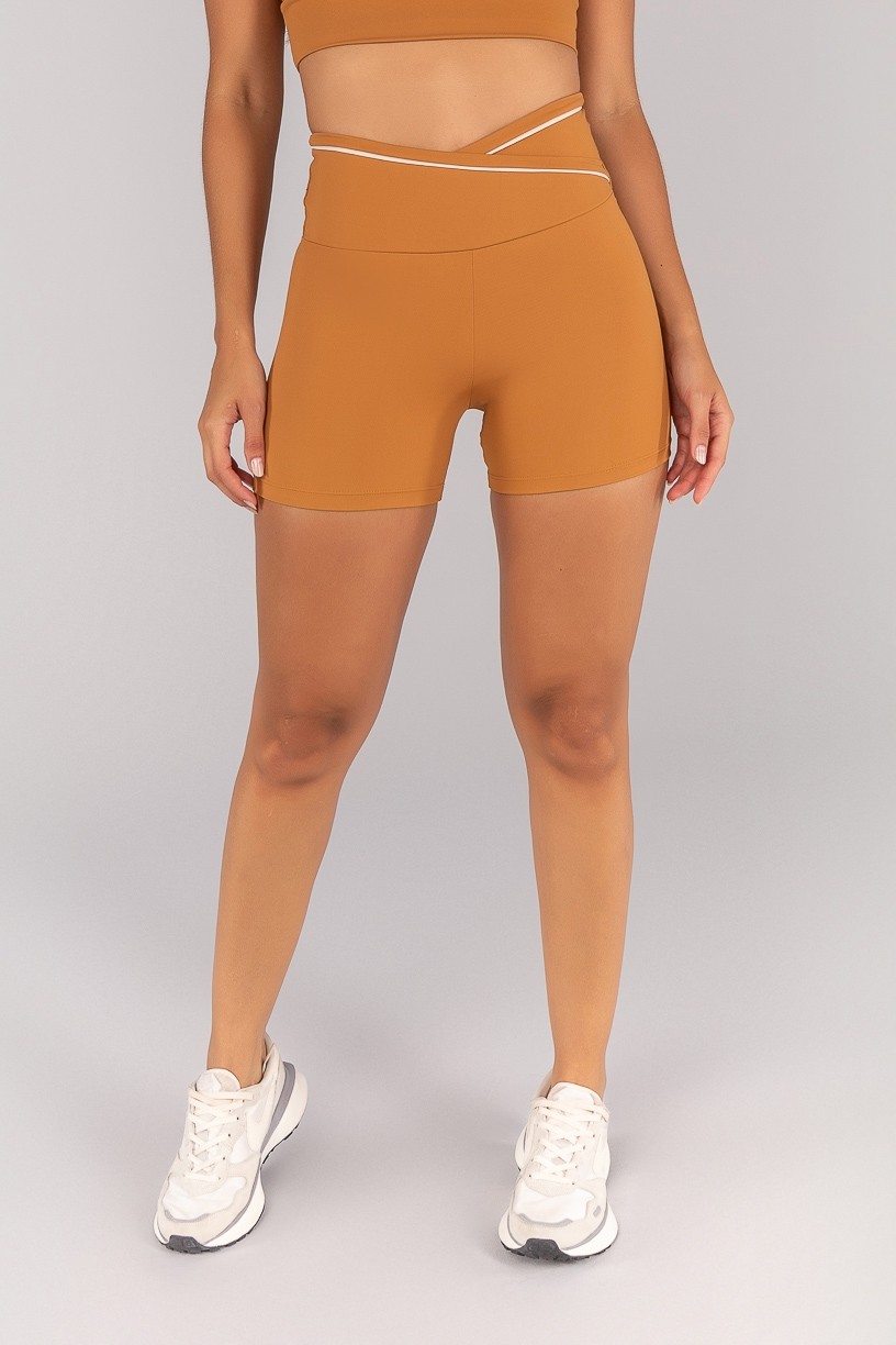 K4687-B_Short_com_Cos_Transpassado_e_Vivo_Contrastante_Amendoa__Off-White__Ref:_K4687-B