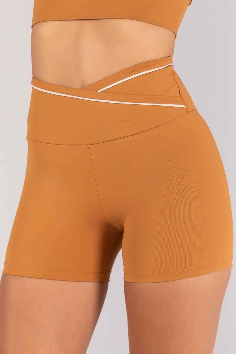 K4687-B_Short_com_Cos_Transpassado_e_Vivo_Contrastante_Amendoa__Off-White__Ref:_K4687-B