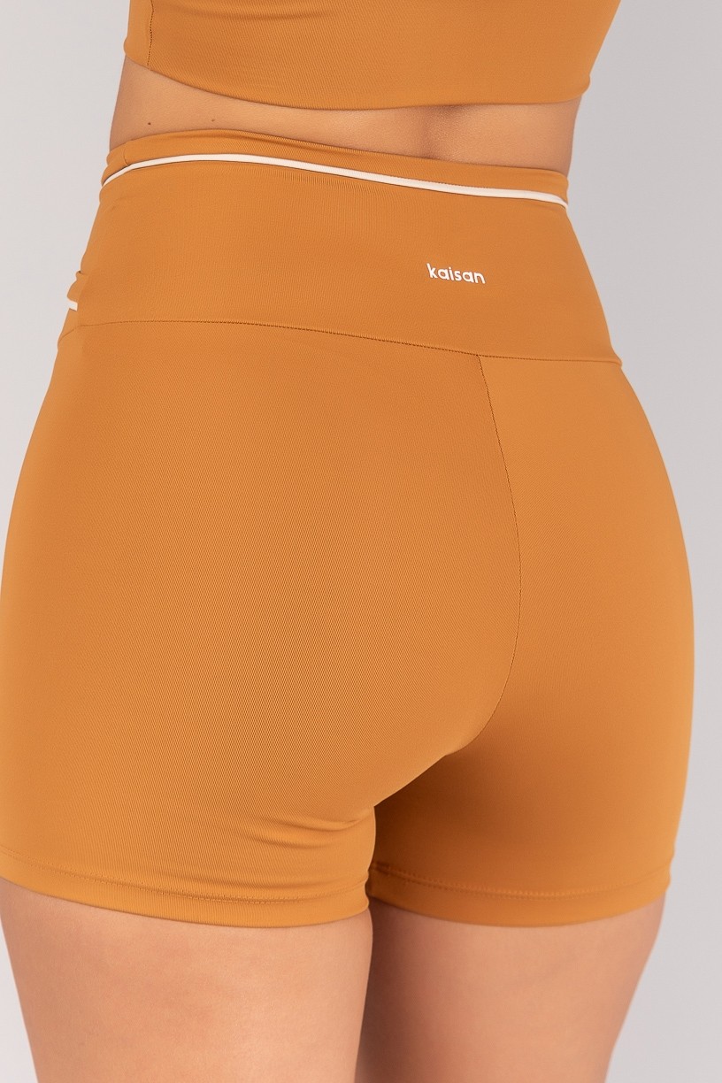 K4687-B_Short_com_Cos_Transpassado_e_Vivo_Contrastante_Amendoa__Off-White__Ref:_K4687-B