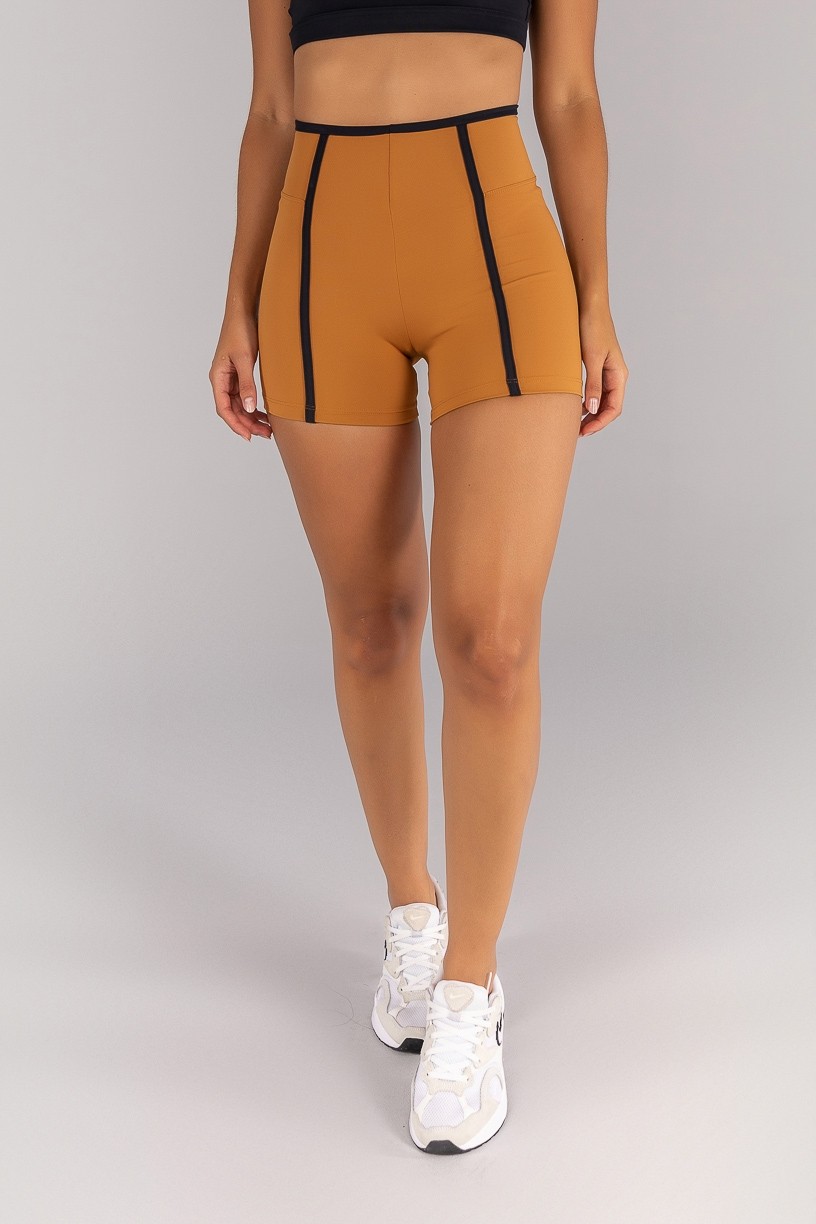 K4697-A_Short_com_Cos_de_Vira_e_Chapados_Amendoa__Preto__Ref:_K4697-A