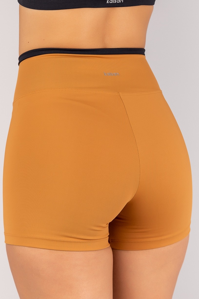 K4697-A_Short_com_Cos_de_Vira_e_Chapados_Amendoa__Preto__Ref:_K4697-A
