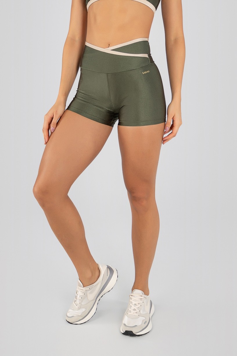K4330-C_Short_com_Cos_Transpassado_e_Vira_Verde_Militar__Champagne__Ref:_K4330-C
