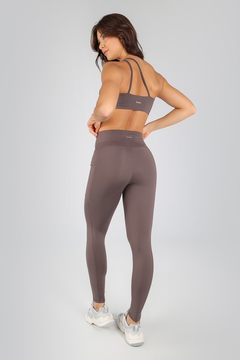 K4716-A_Calca_Legging_com_Recorte_no_Cos_e_Bolsos_nas_Laterais_Trufa__Ref:_K4716-A