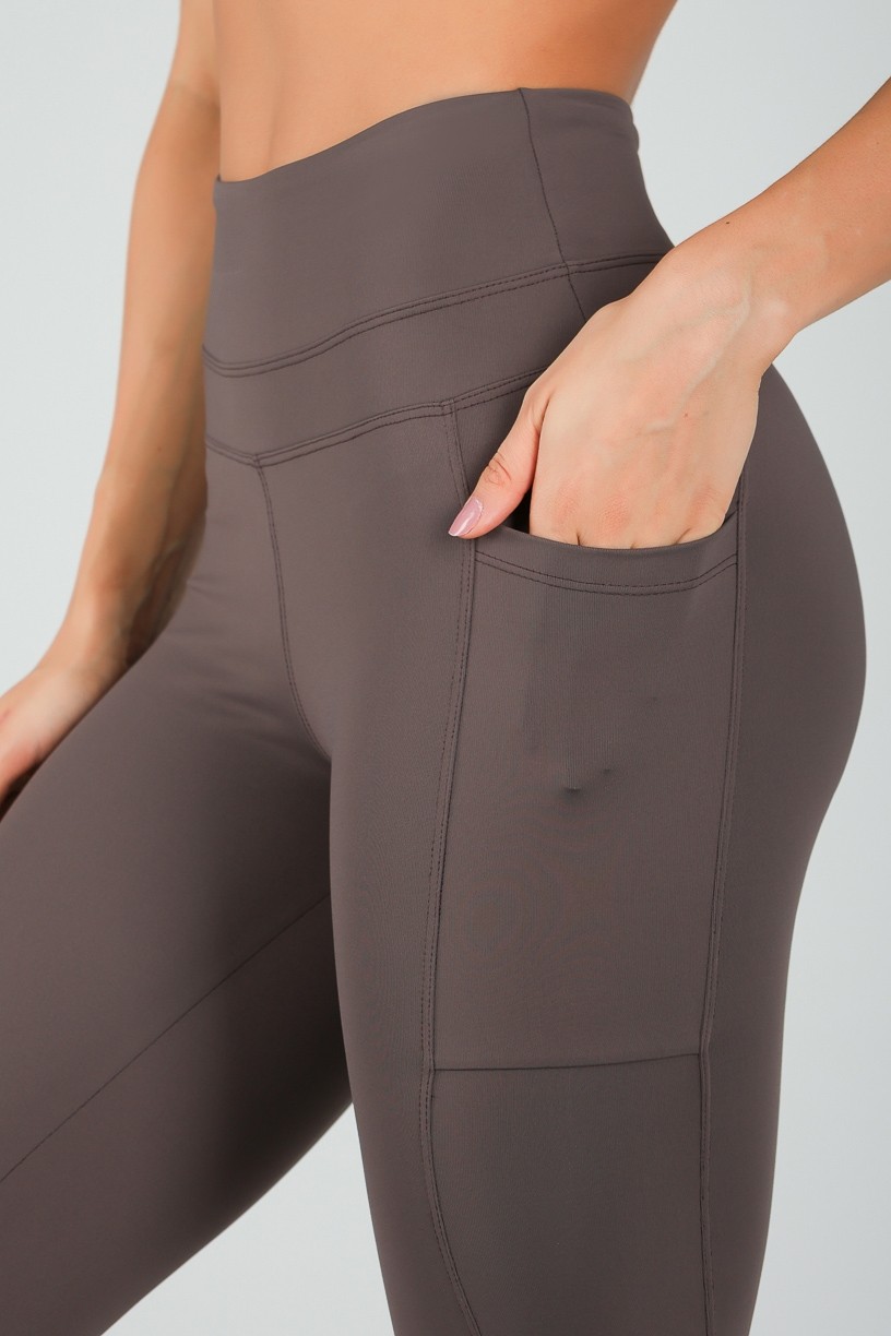 K4716-A_Calca_Legging_com_Recorte_no_Cos_e_Bolsos_nas_Laterais_Trufa__Ref:_K4716-A