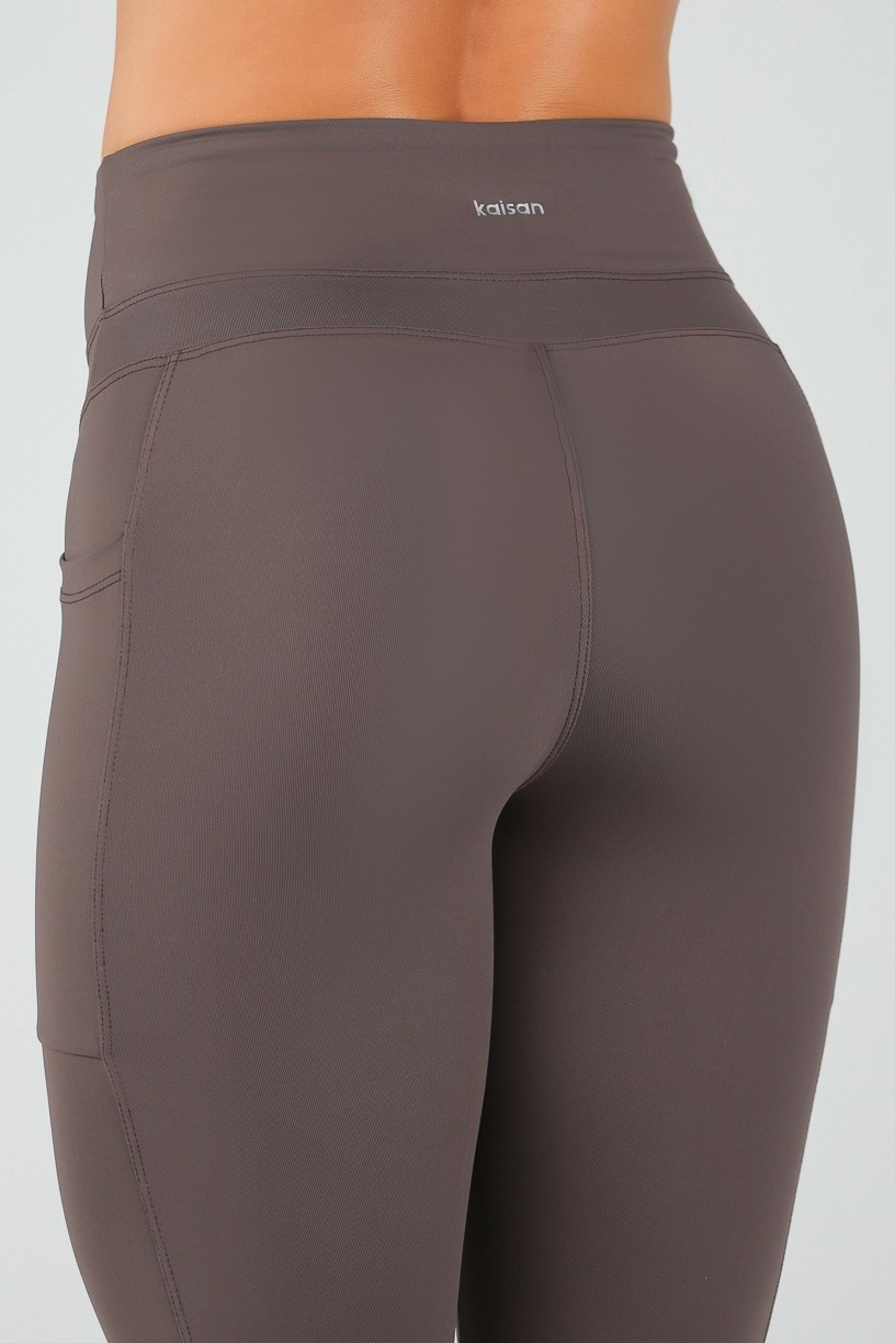 K4716-A_Calca_Legging_com_Recorte_no_Cos_e_Bolsos_nas_Laterais_Trufa__Ref:_K4716-A