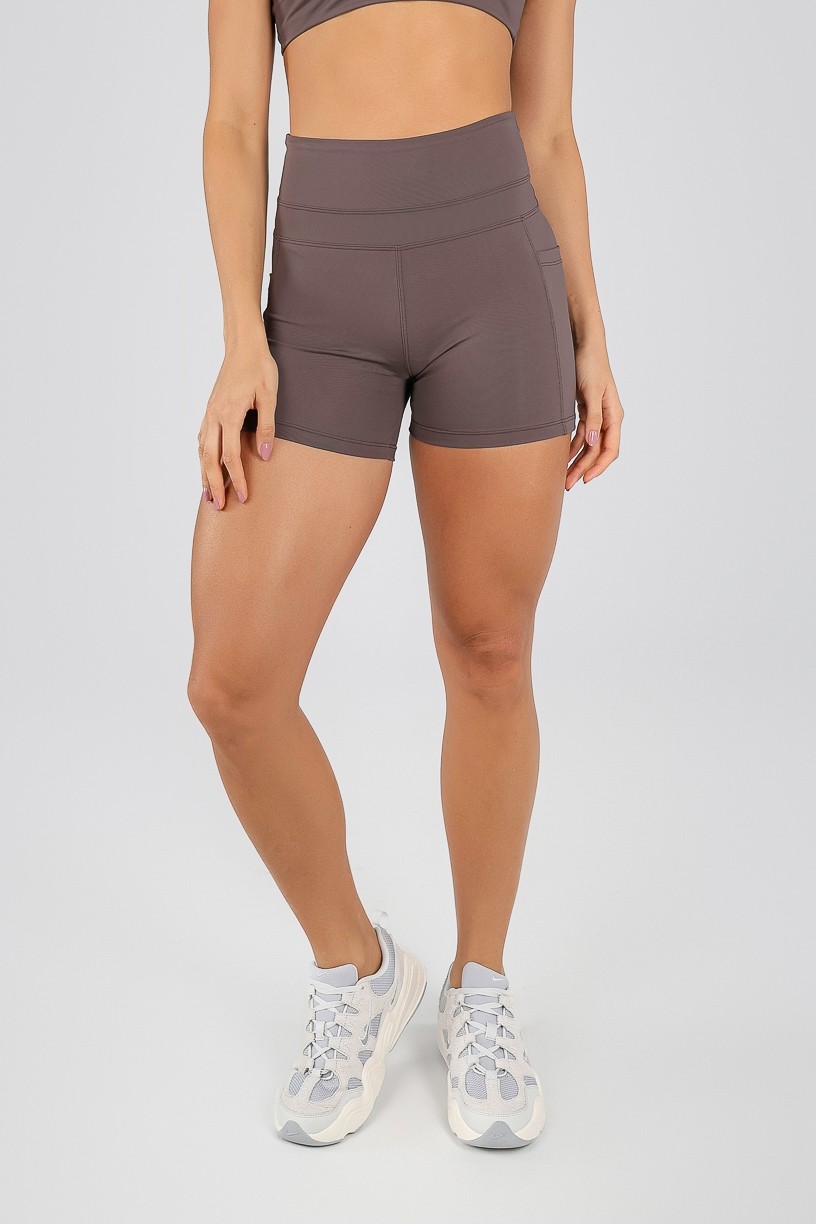 K4717-A_Short_com_Recorte_no_Cos_e_Bolsos_nas_Laterais_Trufa__Ref:_K4717-A