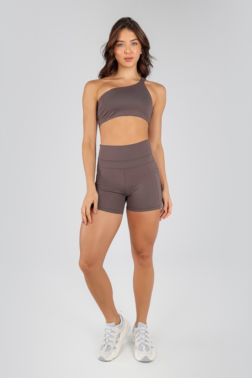 K4717-A_Short_com_Recorte_no_Cos_e_Bolsos_nas_Laterais_Trufa__Ref:_K4717-A