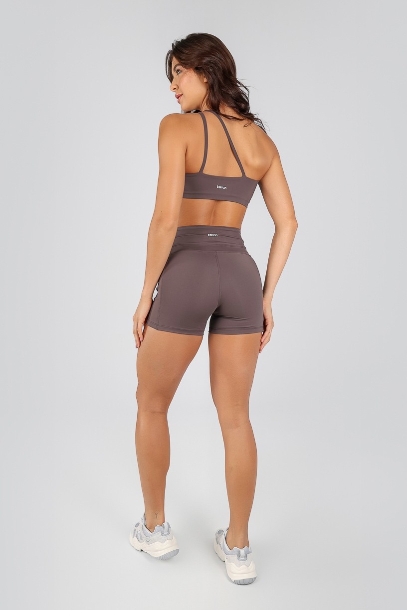 K4717-A_Short_com_Recorte_no_Cos_e_Bolsos_nas_Laterais_Trufa__Ref:_K4717-A
