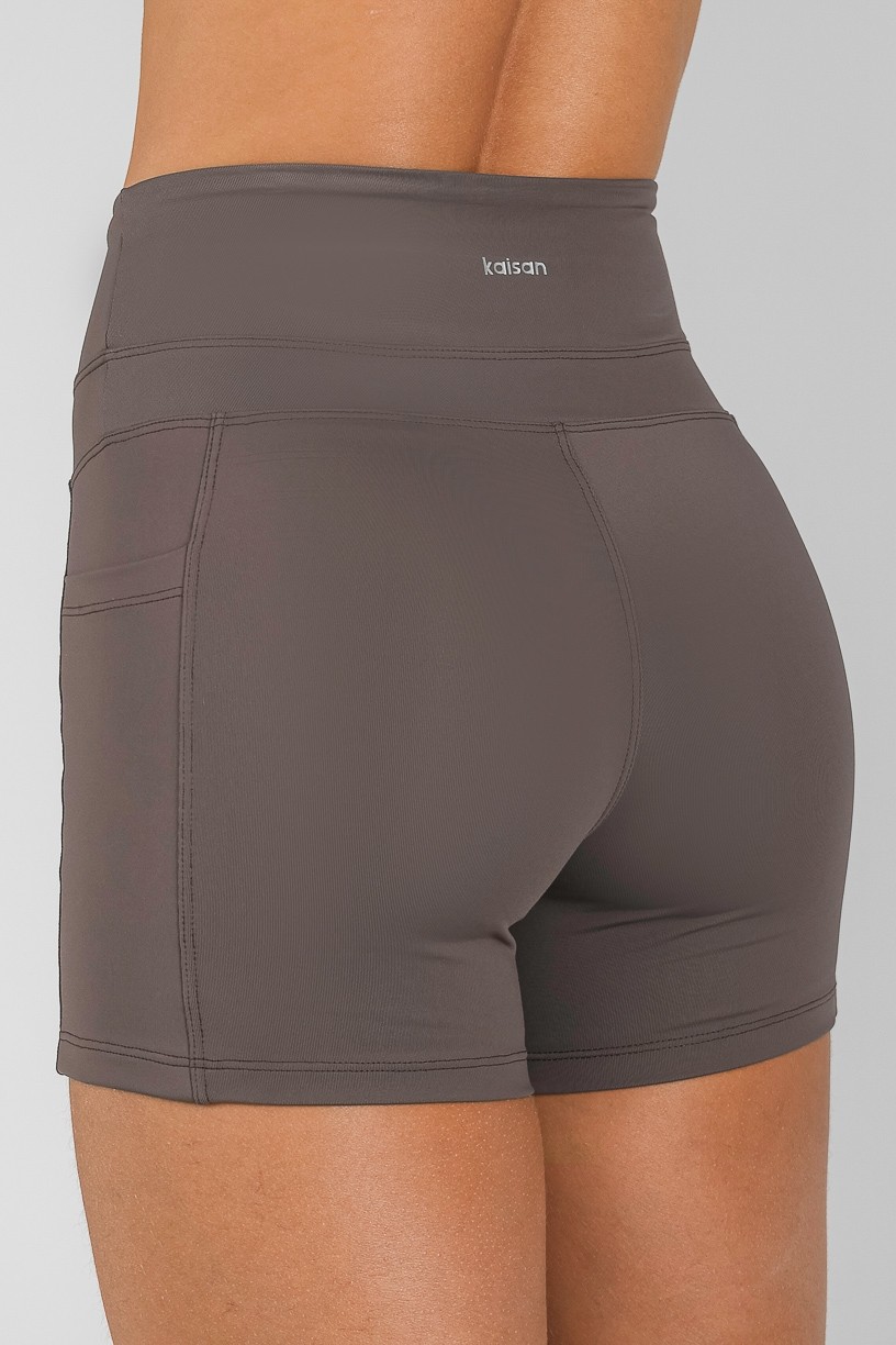 K4717-A_Short_com_Recorte_no_Cos_e_Bolsos_nas_Laterais_Trufa__Ref:_K4717-A