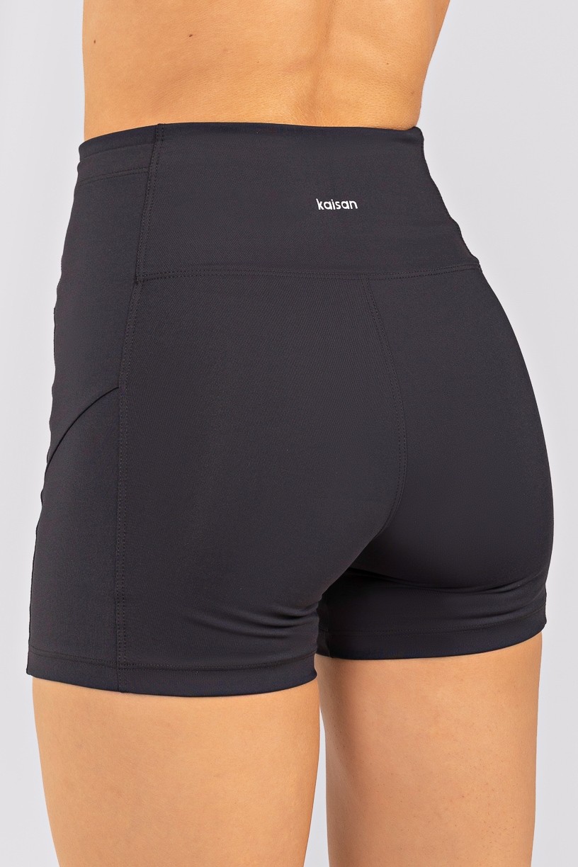 K4752-A_Short_com_Bolsos_e_Recortes_Preto__Ref:_K4752-A