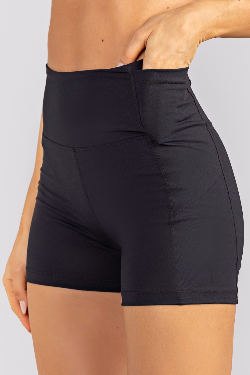 K4752-A_Short_com_Bolsos_e_Recortes_Preto__Ref:_K4752-A