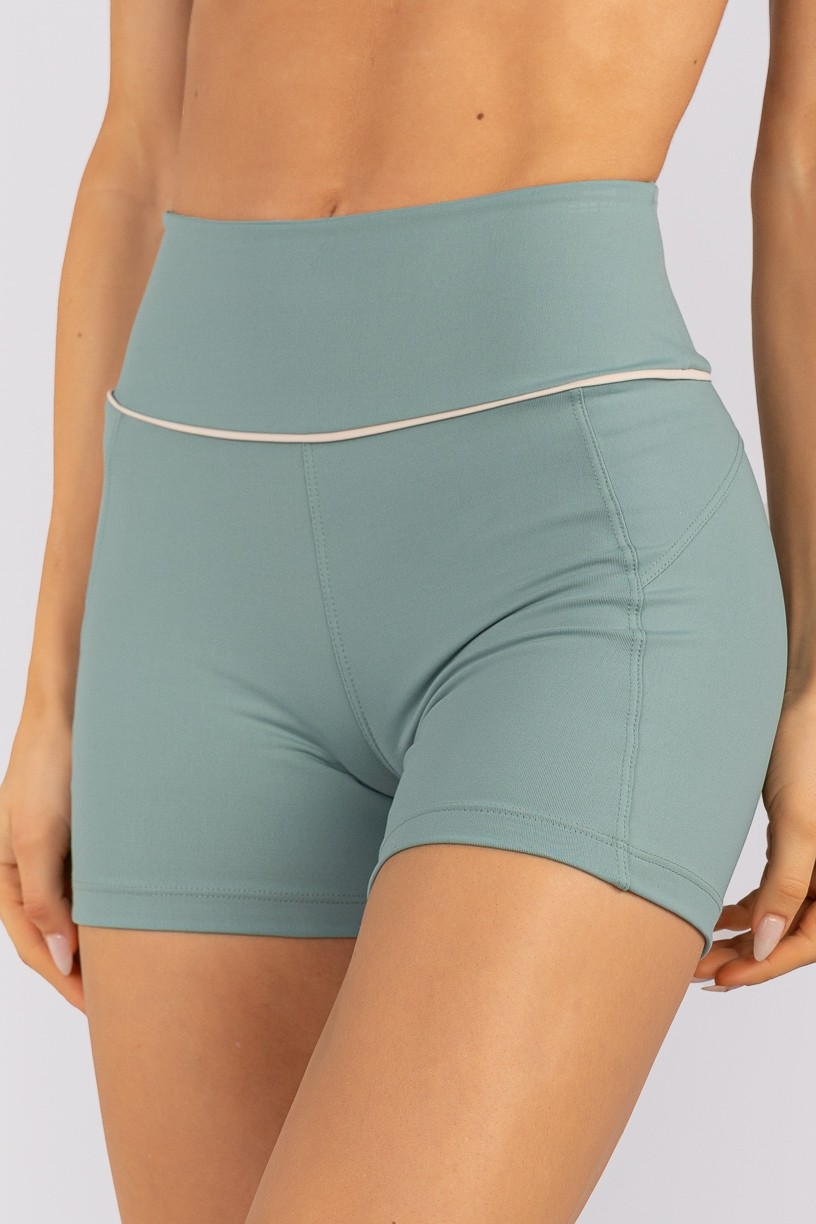 K4755-A_Short_com_Recortes_e_Vivo_no_Cos_Citrus__Off-White__Ref:_K4755-A