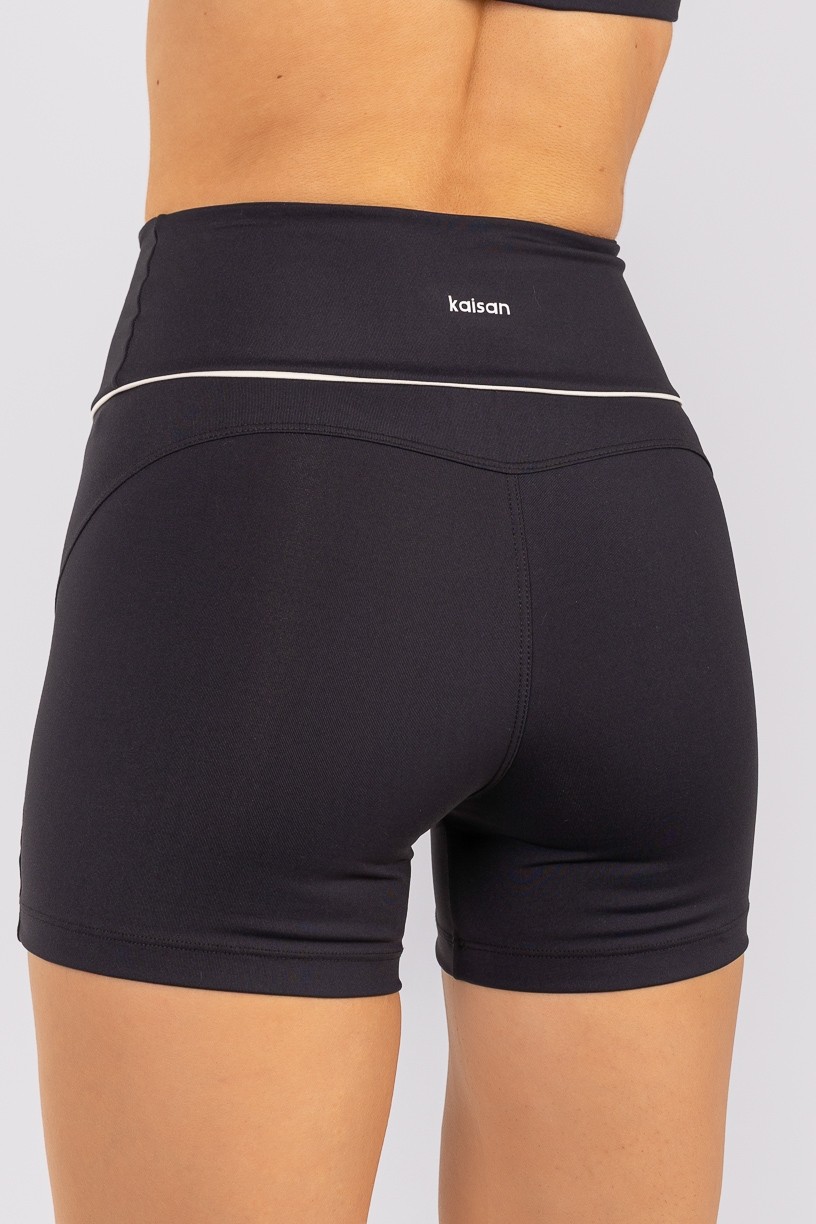 K4755-C_Short_com_Recortes_e_Vivo_no_Cos_Preto__Vanilla__Ref:_K4755-C
