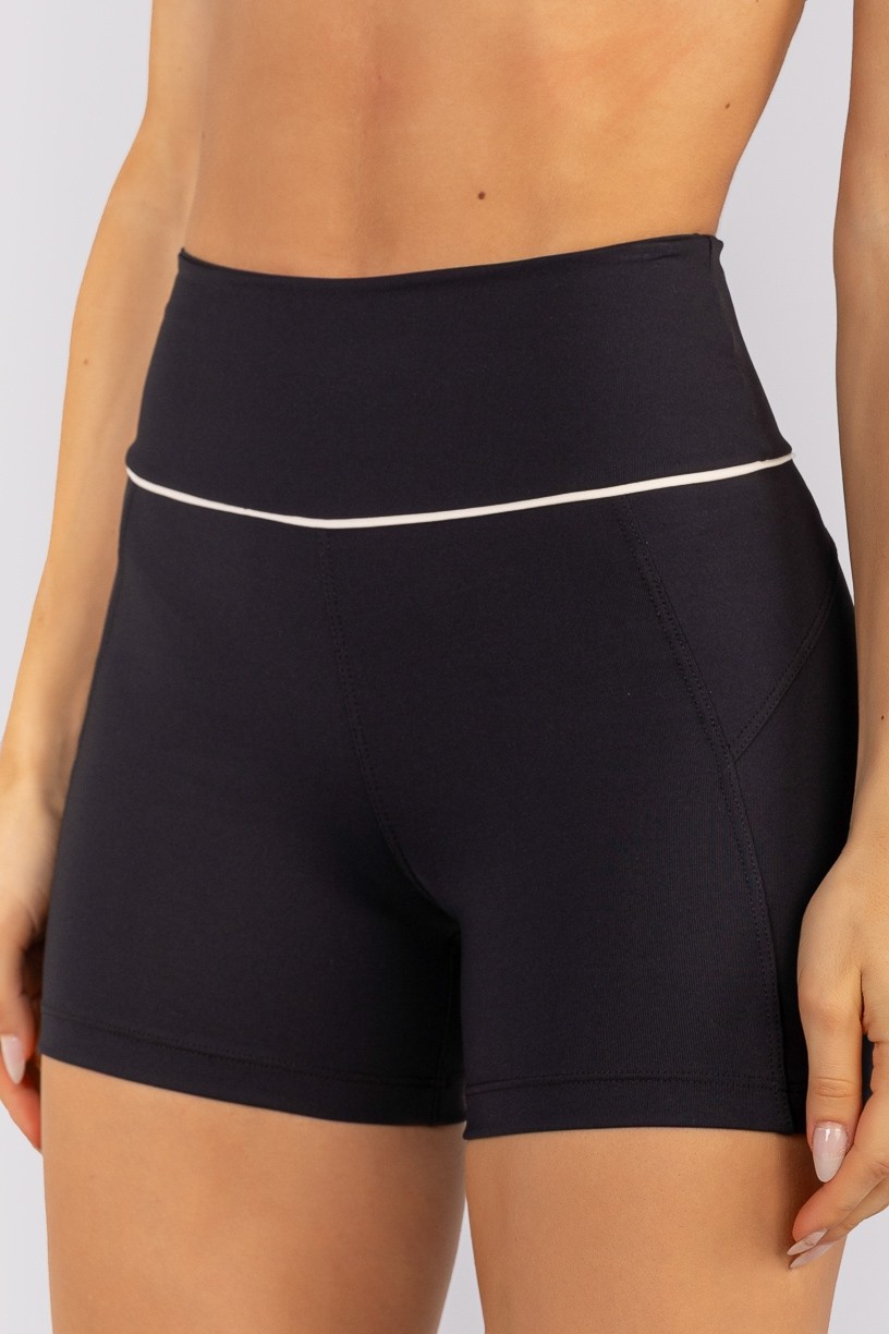 K4755-C_Short_com_Recortes_e_Vivo_no_Cos_Preto__Vanilla__Ref:_K4755-C