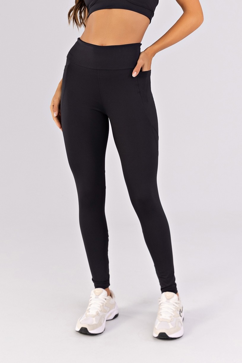 K4782-A_Calca_Legging_com_Bolsos_e_Recortes_Preto__Ref:_K4782-A