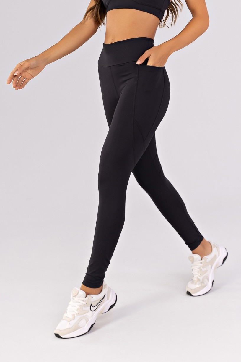 K4782-A_Calca_Legging_com_Bolsos_e_Recortes_Preto__Ref:_K4782-A