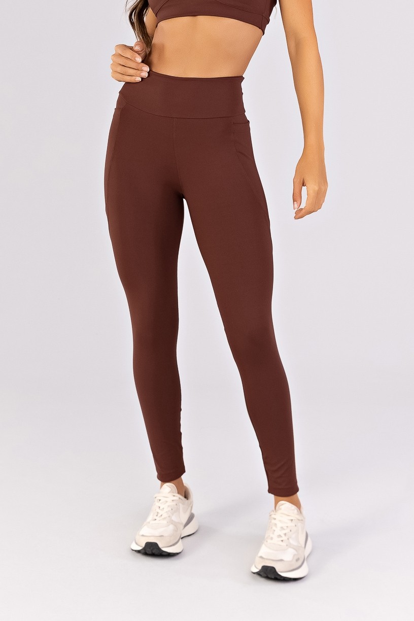 K4782-B_Calca_Legging_com_Bolsos_e_Recortes_Cafe__Ref:_K4782-B