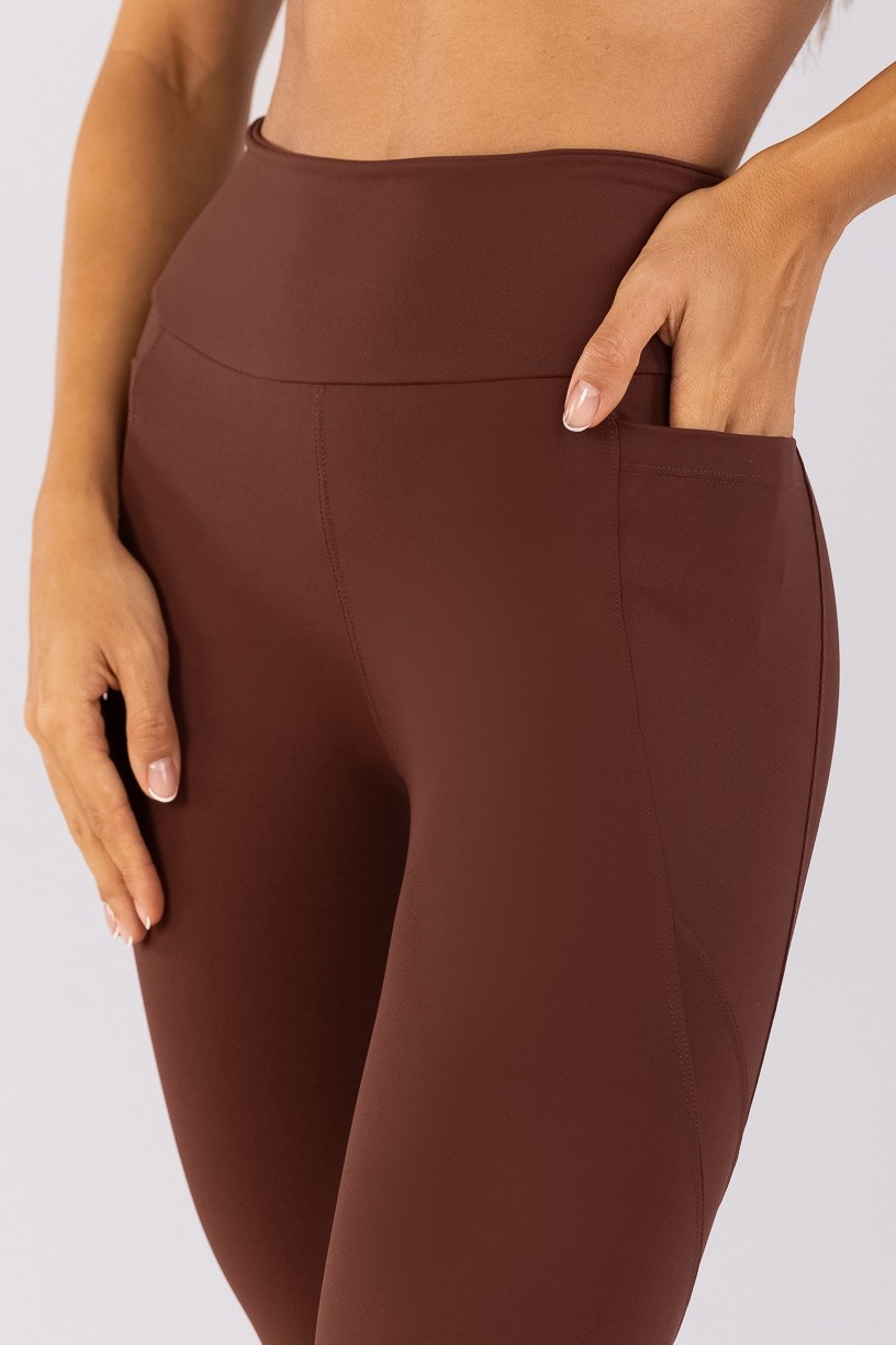 K4782-B_Calca_Legging_com_Bolsos_e_Recortes_Cafe__Ref:_K4782-B