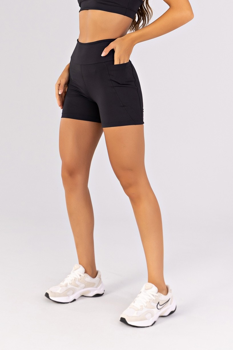 K4783-A_Short_com_Bolsos_e_Recortes_Preto__Ref:_K4783-A