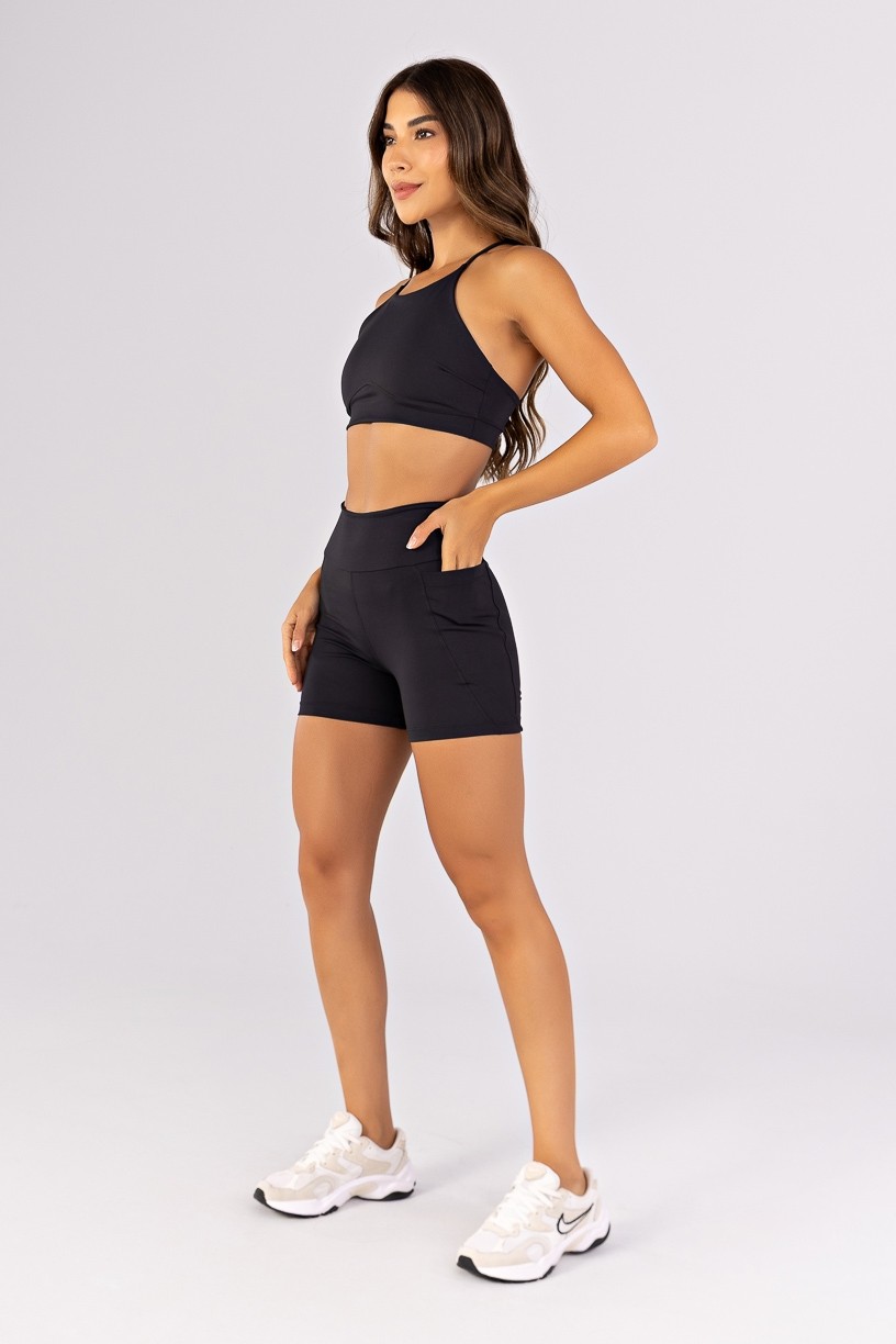 K4783-A_Short_com_Bolsos_e_Recortes_Preto__Ref:_K4783-A