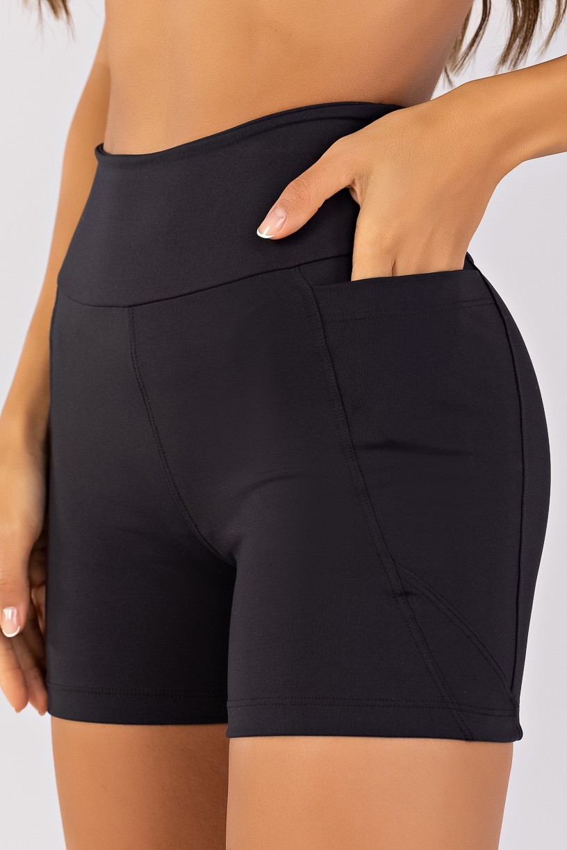 K4783-A_Short_com_Bolsos_e_Recortes_Preto__Ref:_K4783-A