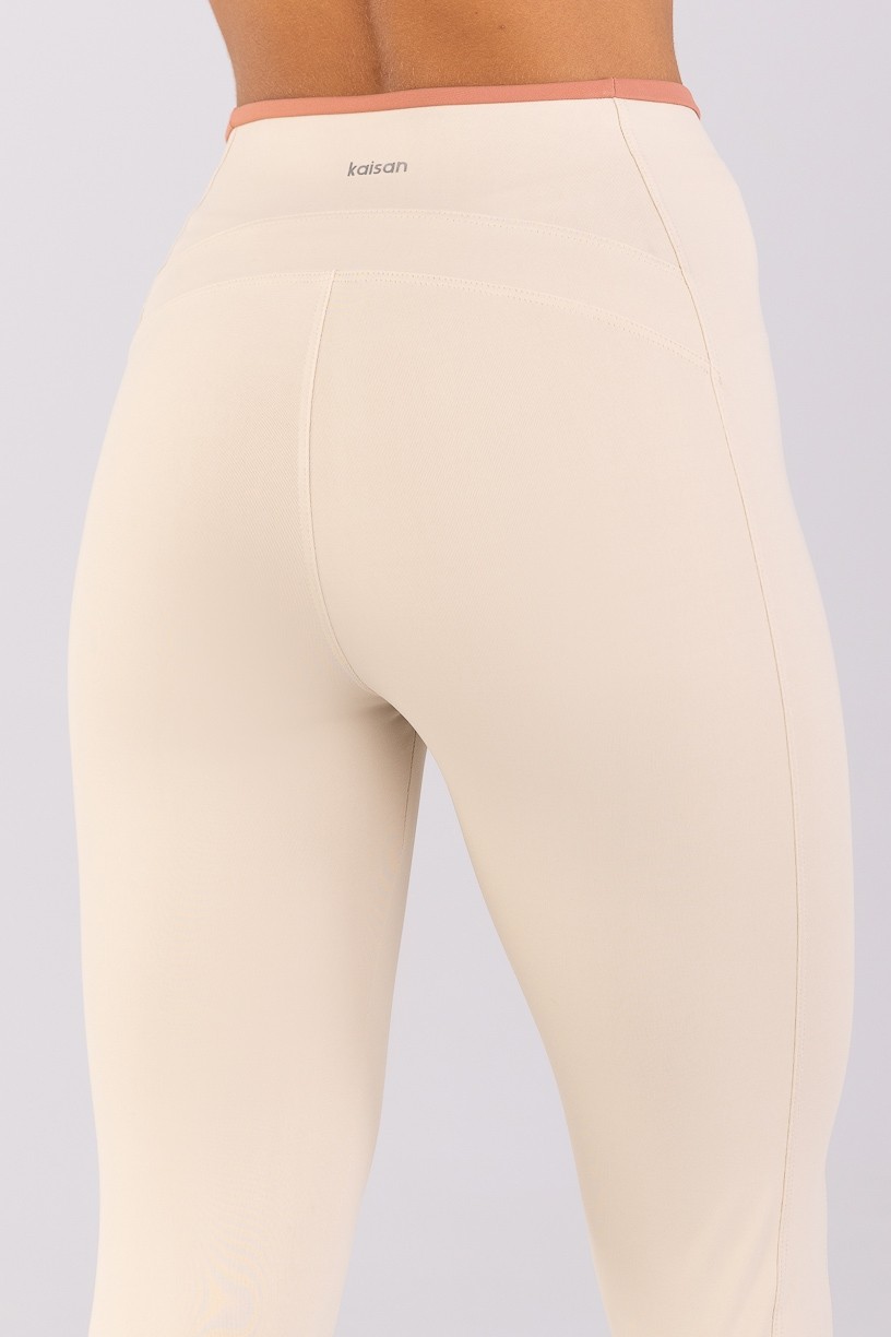 K4791-A_Calca_Legging_com_Recortes_e_Vira_Contrastante_Off-White__Telha__Ref:_K4791-A