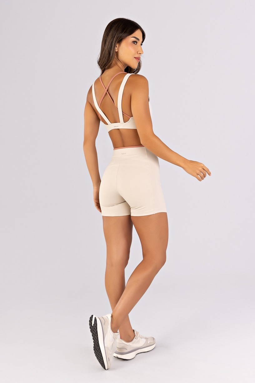 K4792-A_Short_com_Recortes_e_Vira_Contrastante_Off-White__Telha__Ref:_K4792-A