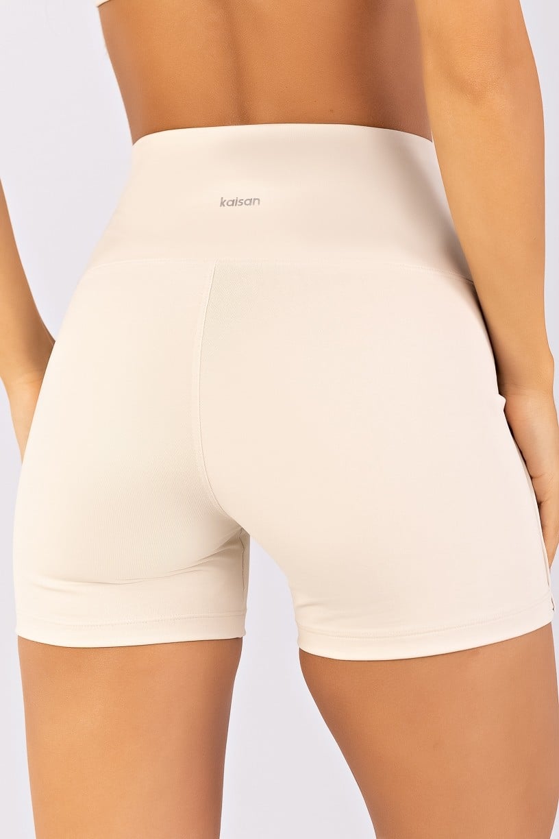 K4801-B_Short_com_Vivos_sem_Cos_Aparente_na_Frente_Off-White__Ref:_K4801-B