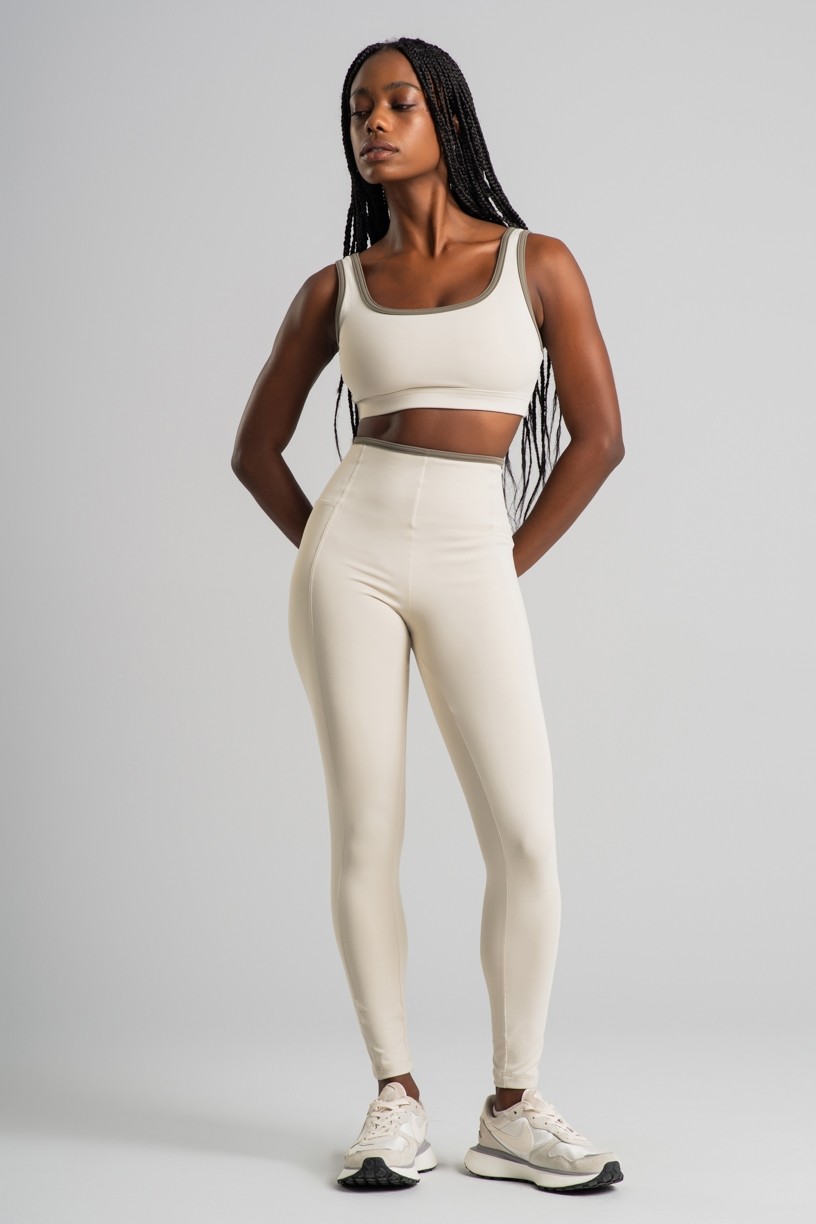 K4514-B_Top_com_Alcas_Largas_e_Abertura_nas_Costas_Off-White__Oliva__Ref:_K4514-B
