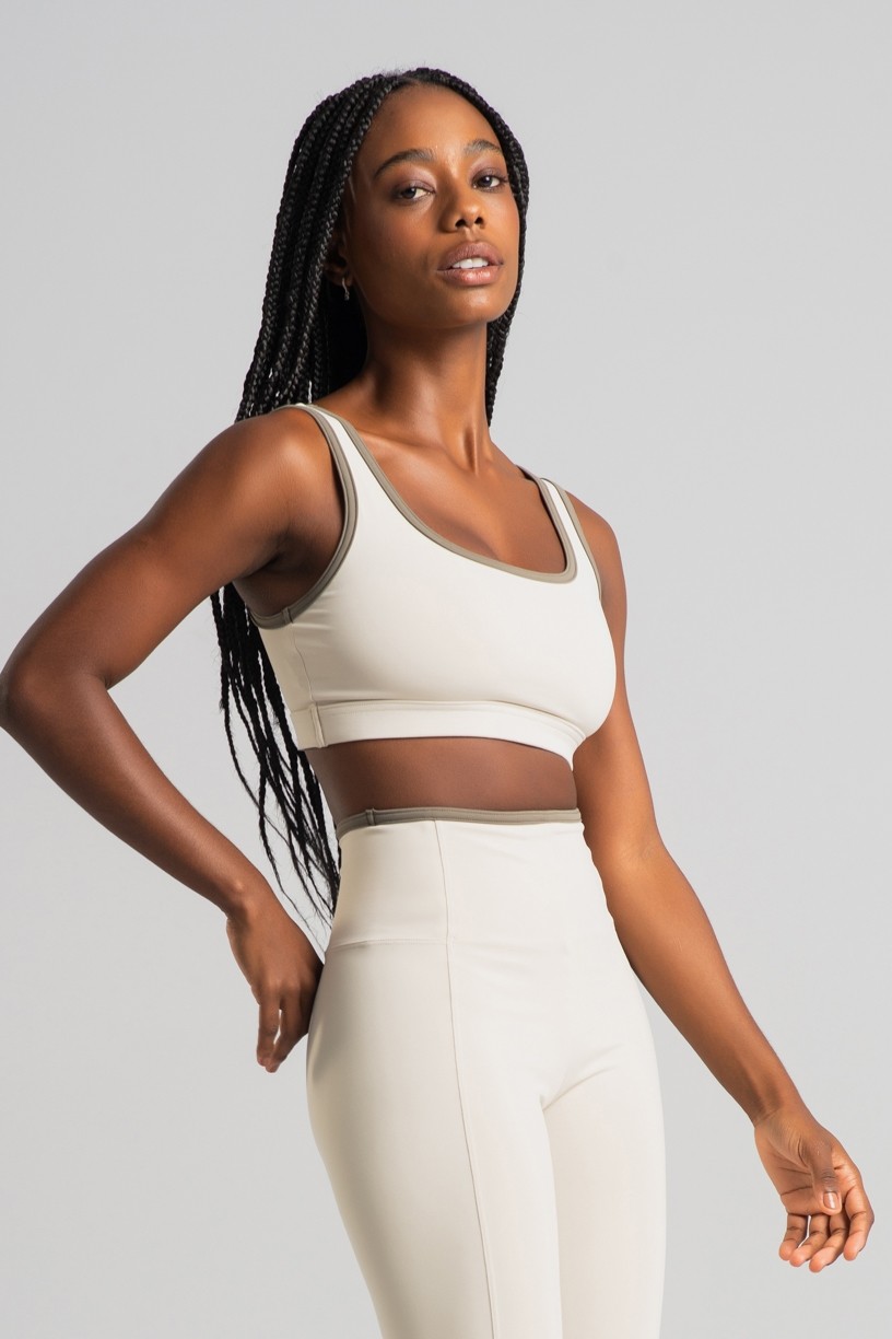 K4514-B_Top_com_Alcas_Largas_e_Abertura_nas_Costas_Off-White__Oliva__Ref:_K4514-B