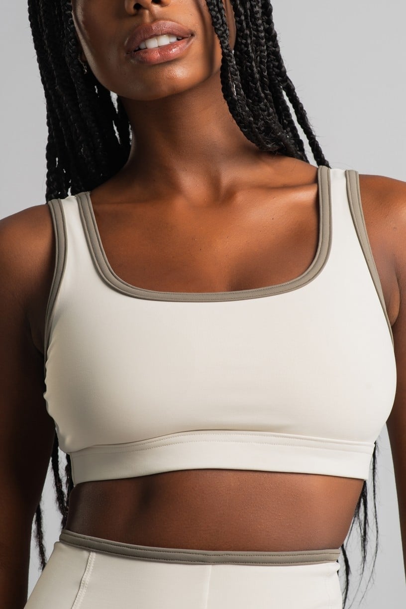 K4514-B_Top_com_Alcas_Largas_e_Abertura_nas_Costas_Off-White__Oliva__Ref:_K4514-B