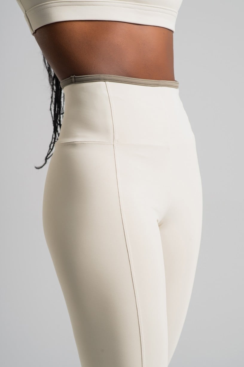 K4515-B_Calca_Legging_com_Recortes_e_Vies_na_Cintura_Off-White__Oliva__Ref:_K4515-B