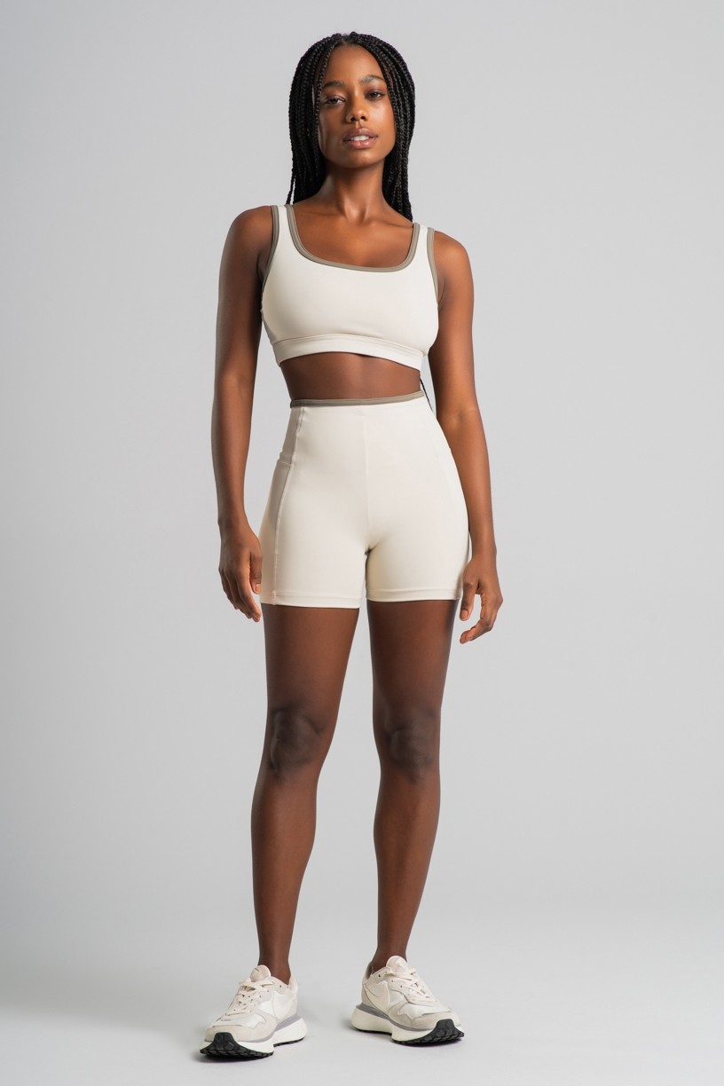 K4516-B_Short_com_Recortes_e_Vies_na_Cintura_Off-White__Oliva__Ref:_K4516-B