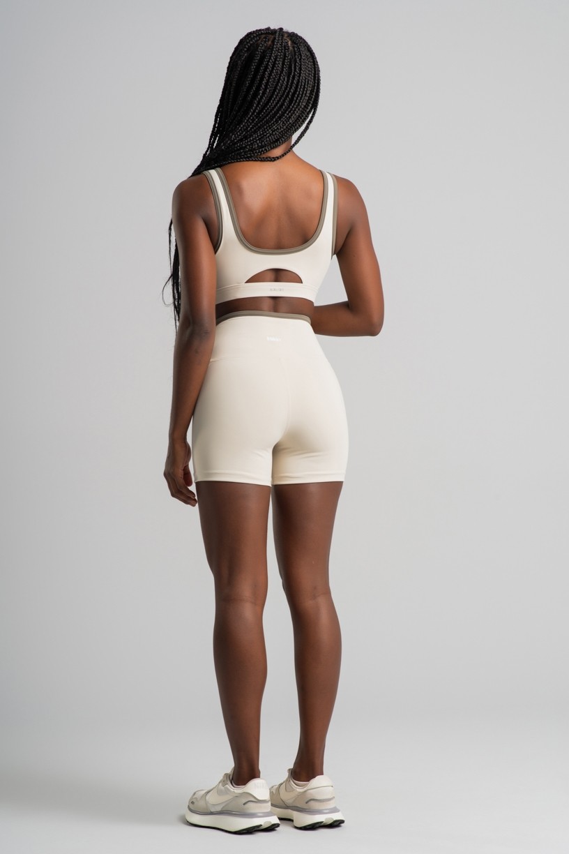 K4516-B_Short_com_Recortes_e_Vies_na_Cintura_Off-White__Oliva__Ref:_K4516-B