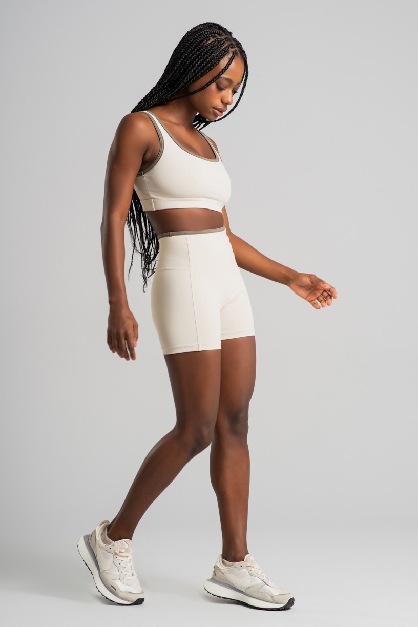 K4516-B_Short_com_Recortes_e_Vies_na_Cintura_Off-White__Oliva__Ref:_K4516-B