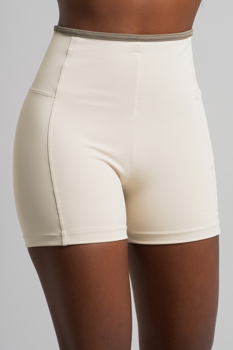 K4516-B_Short_com_Recortes_e_Vies_na_Cintura_Off-White__Oliva__Ref:_K4516-B