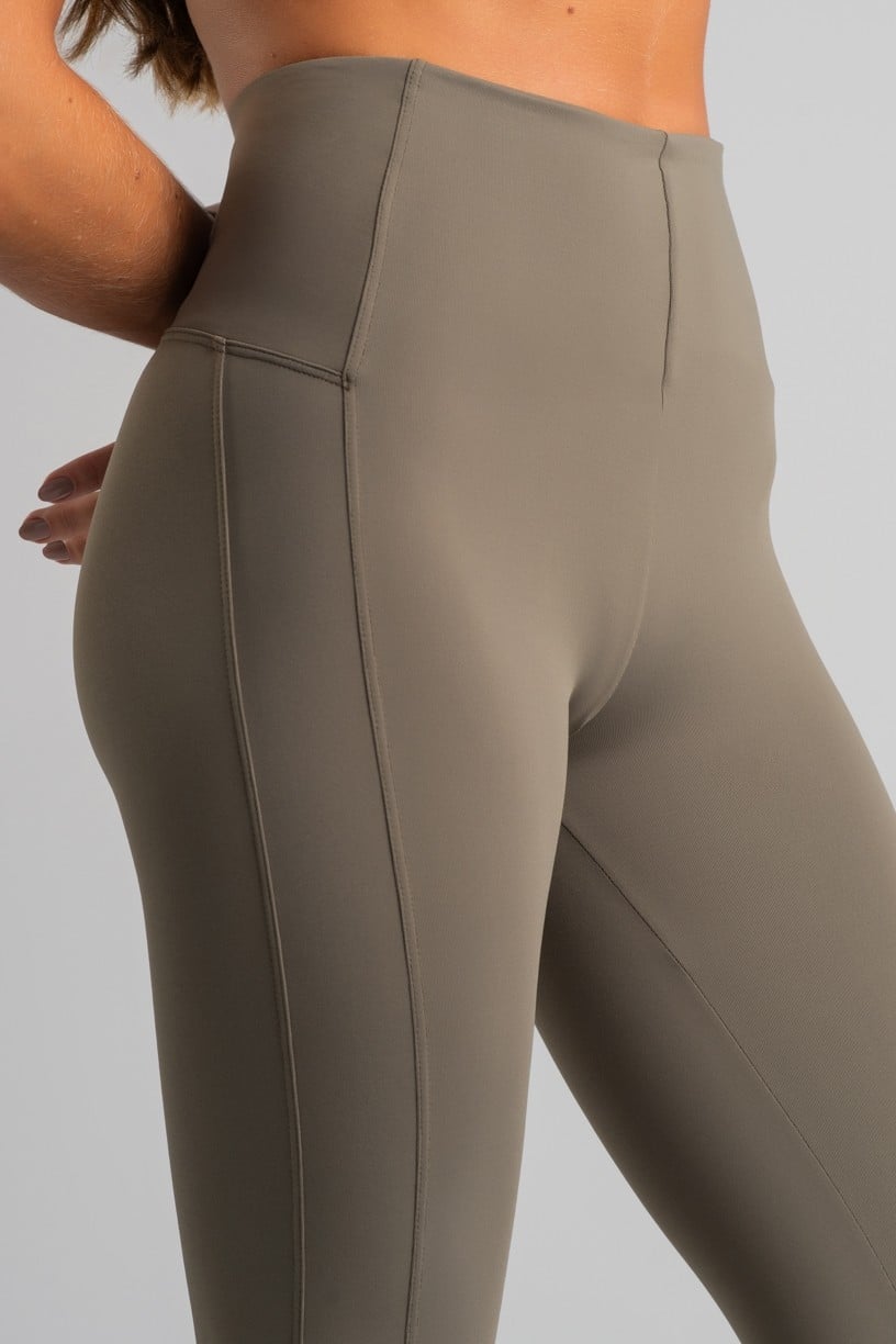 K4828-A_Calca_Legging_sem_Cos_Aparente_e_Recorte_Lateral_Oliva__Ref:_K4828-A