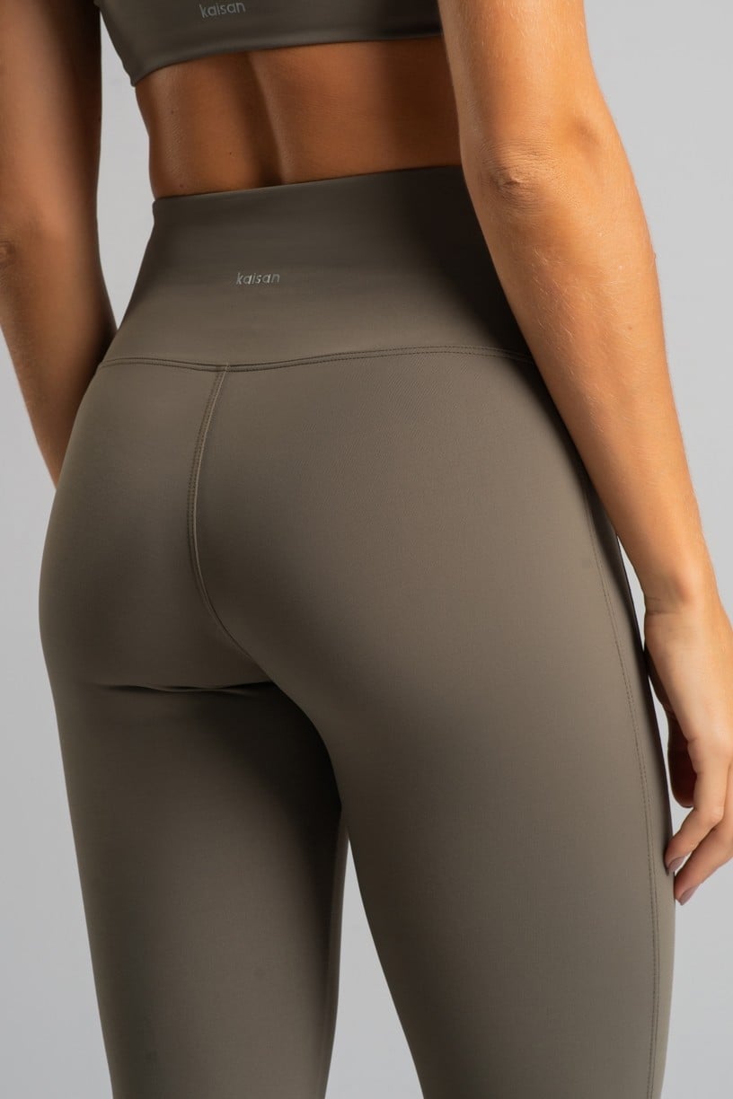 K4828-A_Calca_Legging_sem_Cos_Aparente_e_Recorte_Lateral_Oliva__Ref:_K4828-A