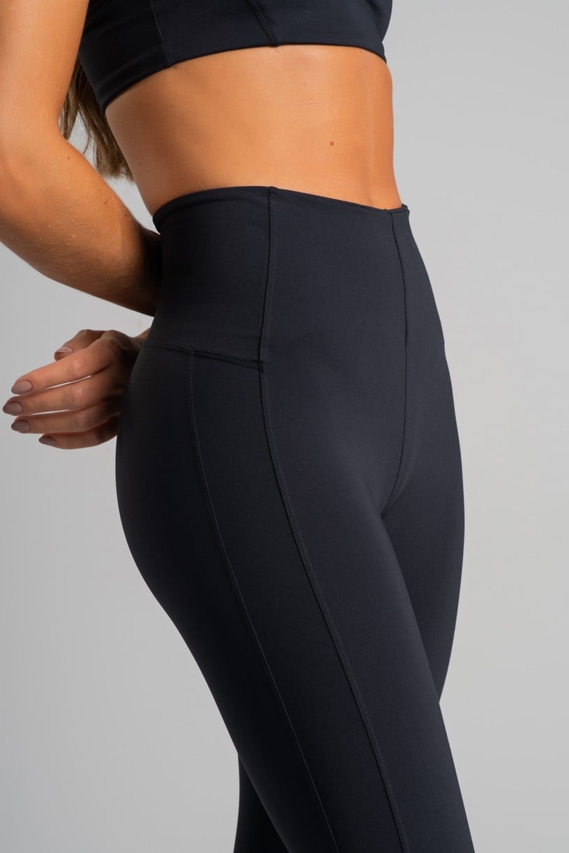 K4828-B_Calca_Legging_sem_Cos_Aparente_e_Recorte_Lateral_Preto__Ref:_K4828-B