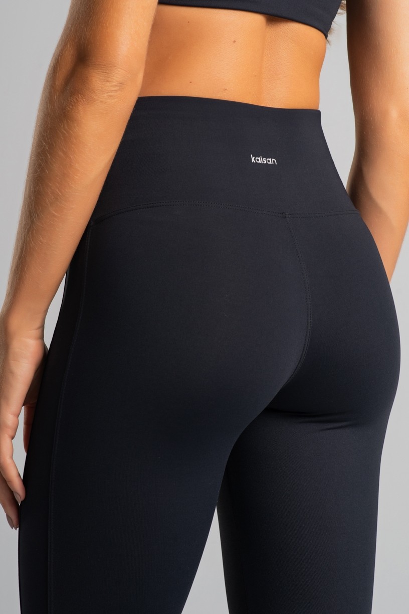 K4828-B_Calca_Legging_sem_Cos_Aparente_e_Recorte_Lateral_Preto__Ref:_K4828-B